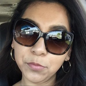 Meet your Posher, Esther